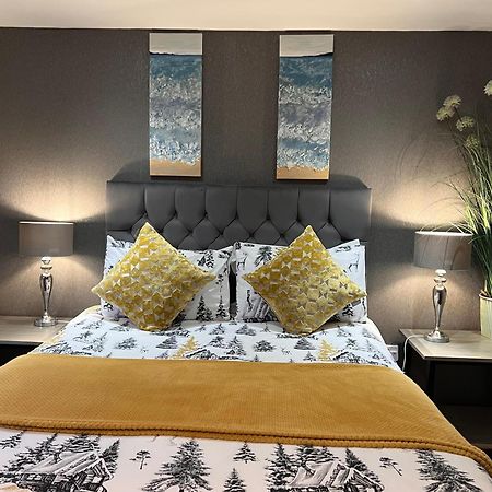 Cockledora, A Luxury Ground Floor Beachfront Apartment ラネリー エクステリア 写真