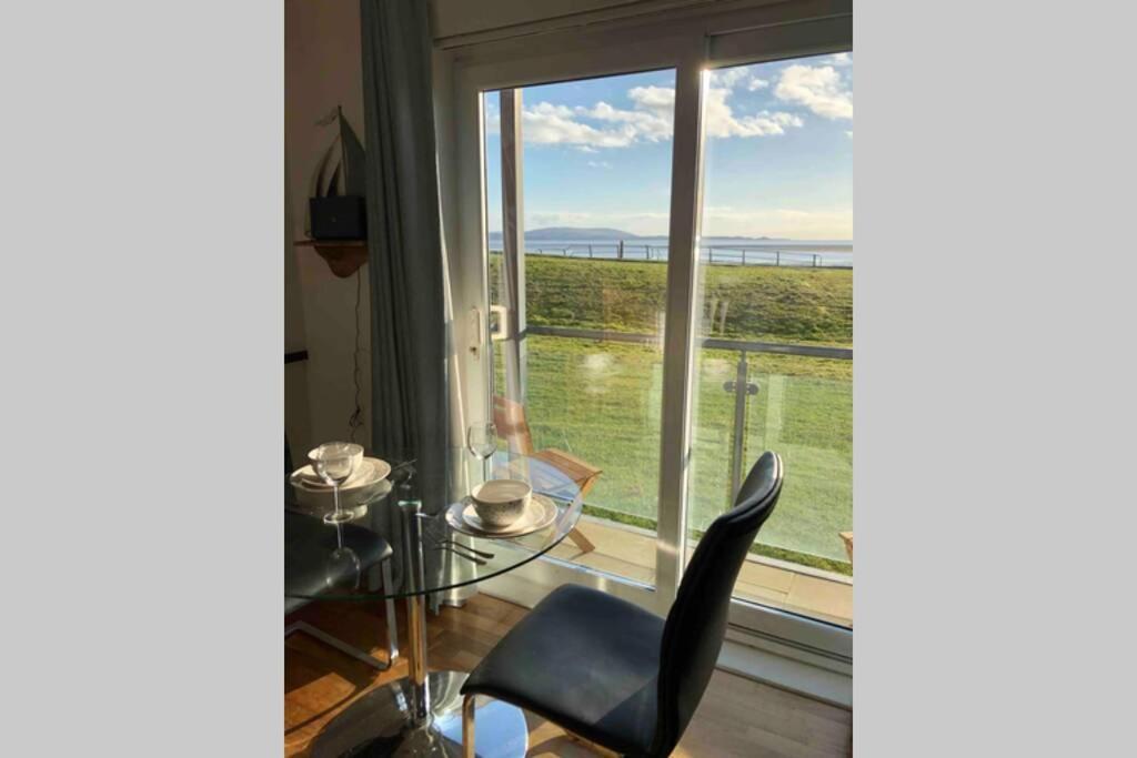 Cockledora, A Luxury Ground Floor Beachfront Apartment ラネリー エクステリア 写真