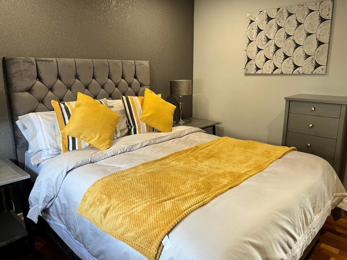 Cockledora, A Luxury Ground Floor Beachfront Apartment ラネリー エクステリア 写真