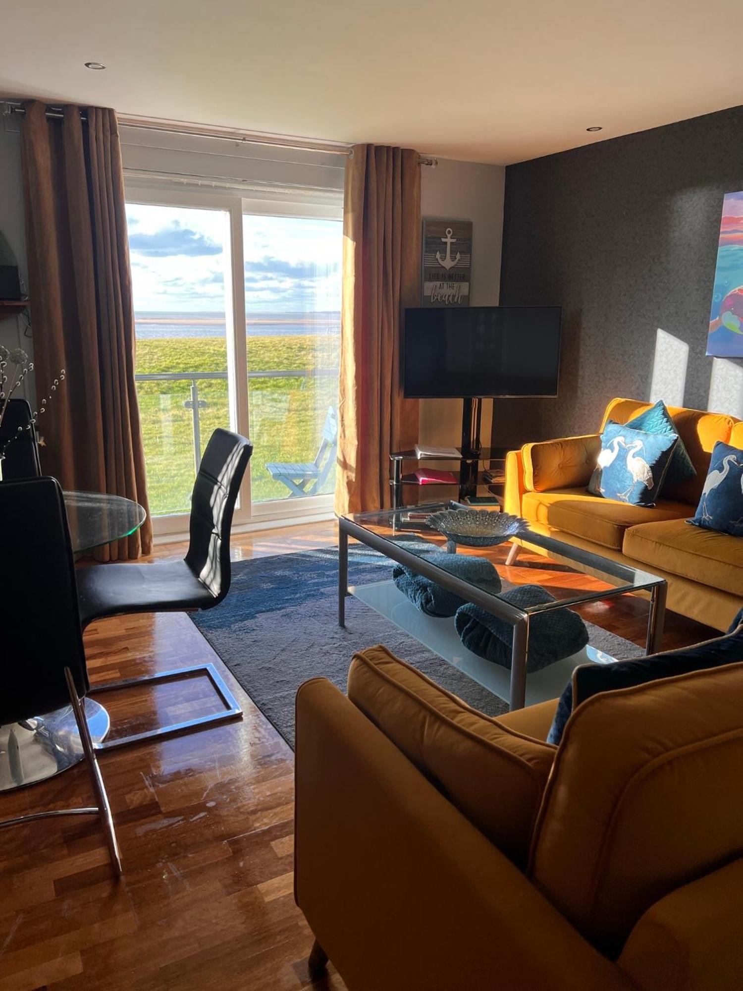 Cockledora, A Luxury Ground Floor Beachfront Apartment ラネリー エクステリア 写真