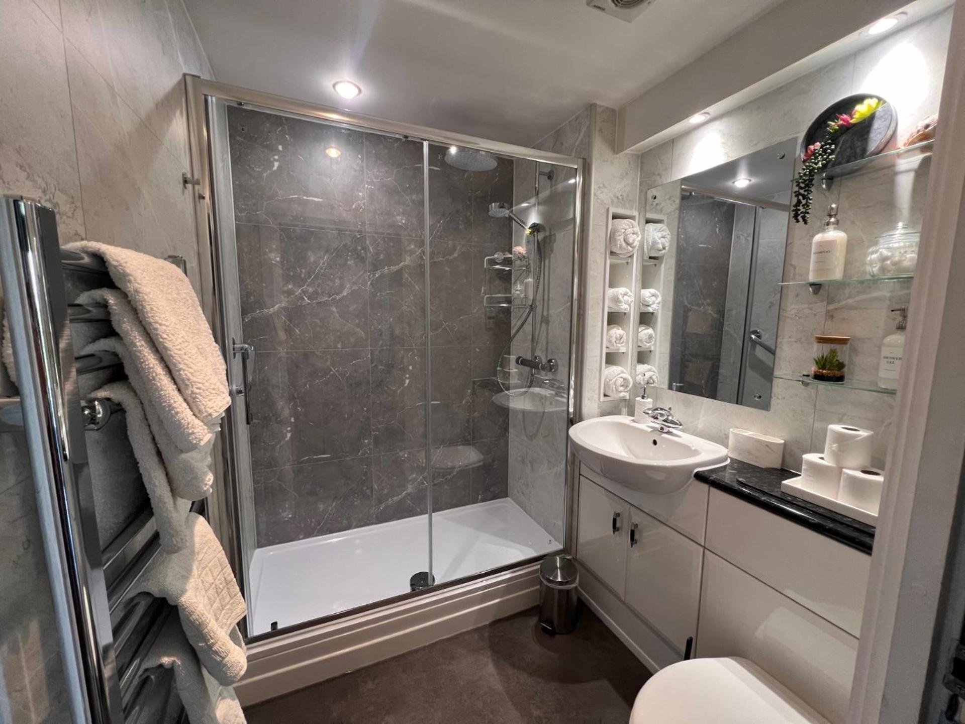 Cockledora, A Luxury Ground Floor Beachfront Apartment ラネリー エクステリア 写真